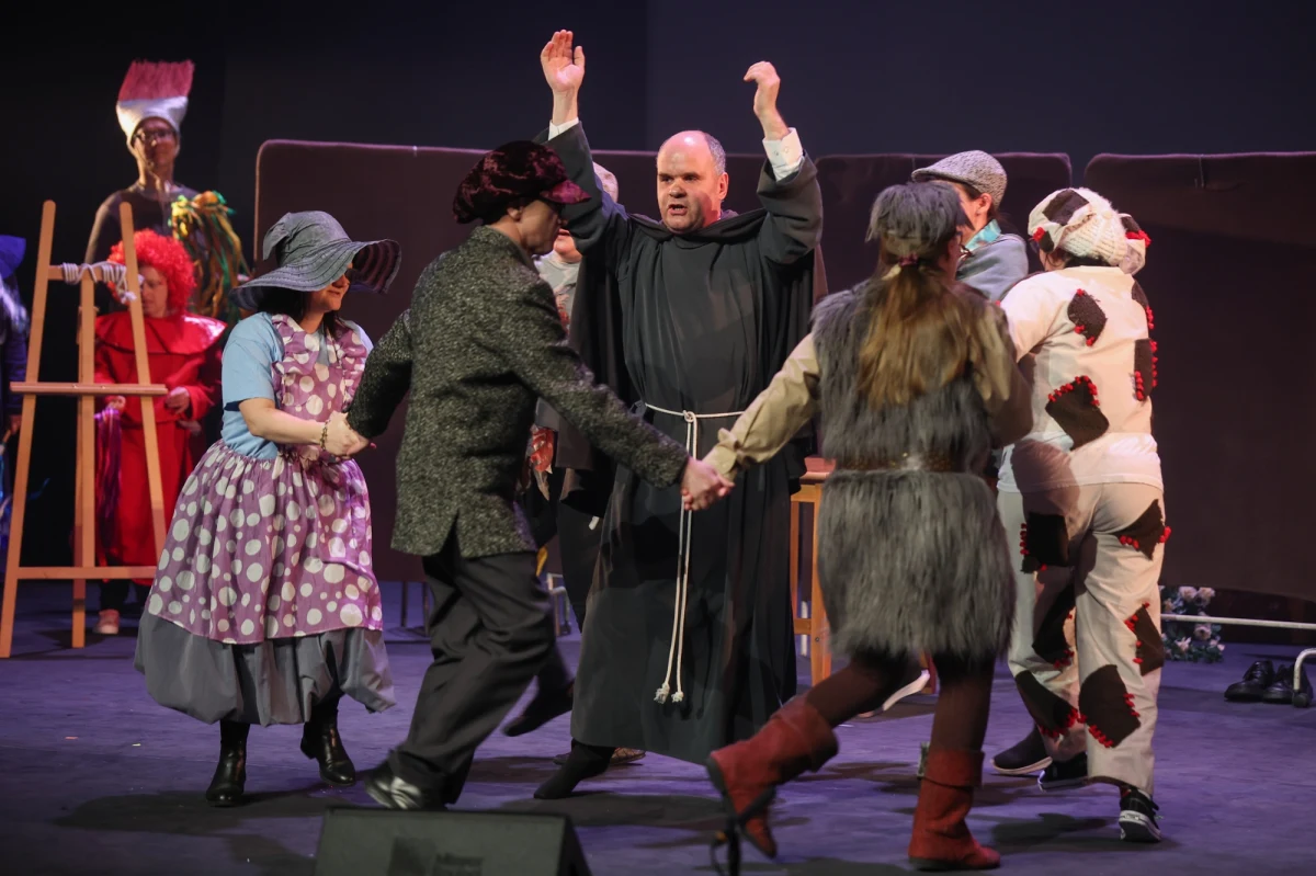 Sala wypełniona po brzegi, gromkie brawa od publiczności i wielkie wzruszenie występujących. Tak było dziś w Teatrze im. Juliusza Słowackiego podczas jubileuszowej gali 25. Ogólnopolskiego Festiwalu Twórczości Teatralno-Muzycznej Osób z Niepełnosprawnością Intelektualną „Albertiana”. Podczas uroczystości wręczono również Medale św. Brata Alberta.