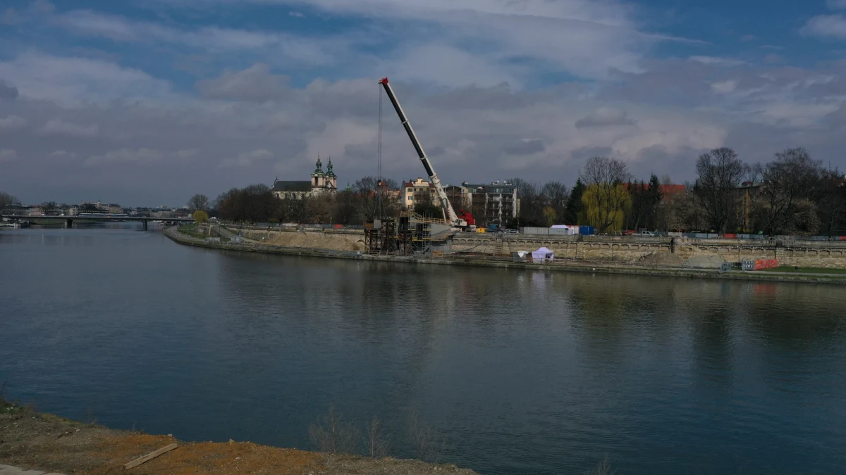 W Krakowie trwa budowa kładki przez Wisłę dla pieszych i rowerzystów. Przeprawa ma połączyć Kazimierz z Ludwinowem. 