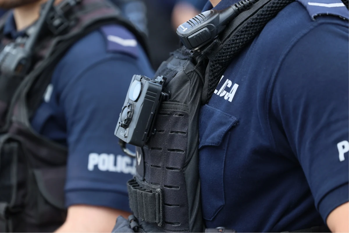 W Gliwicach siedmiu byłych policjantów stanie przed sądem. Zarzuty są szokujące: przywłaszczanie pieniędzy i okradanie starszych osób cierpiących na demencję lub inne zaburzenia, a także zmarłych. Co więcej: do przestępstw dochodziło nie tylko podczas wizyt w mieszkaniach ofiar, ale także w komisariacie.