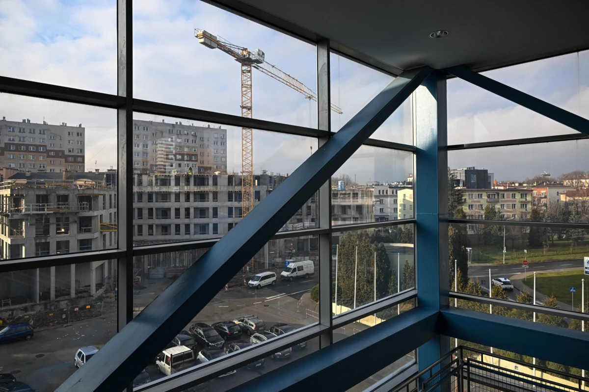 Rzecznik prasowa Ministerstwa Rozwoju i Technologii dementuje informacje, jakie na platformie X podał w poniedziałek wiceminister funduszy i polityki regionalnej. Sprawa dotyczy odrzucenia wniosku o wpisanie projektu dotyczącego programu "Pierwsze Klucze" z wykazu prac legislacyjnych rządu. 