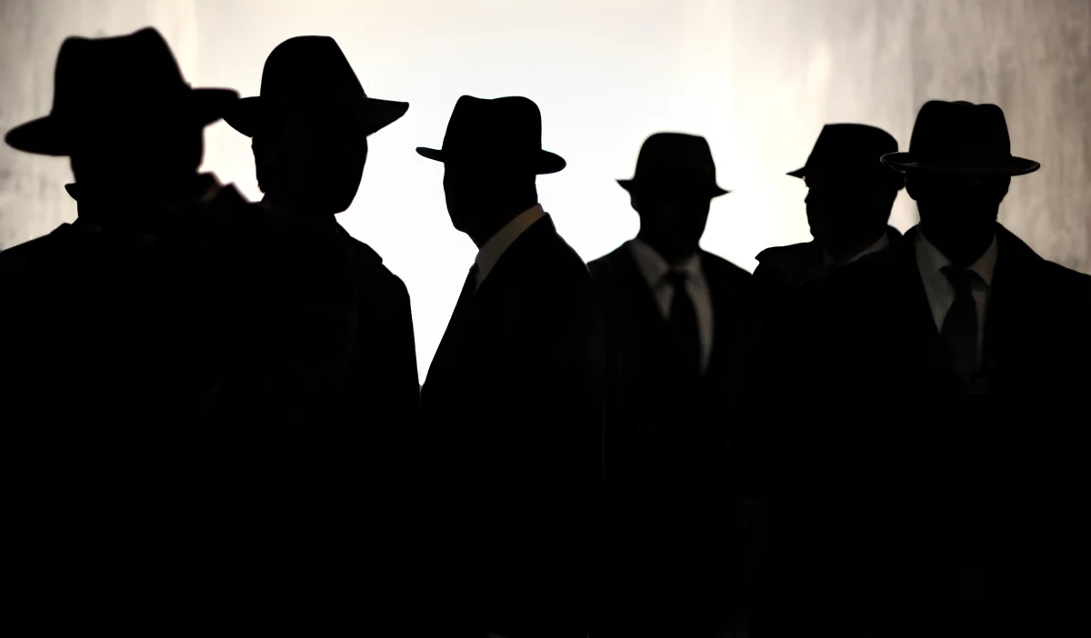 Okoliczności zamachu na Johna F. Kennedy'ego wciąż pozostają niejasne, jednak odtajnienie 77 tys. dokumentów dotyczących zabójstwa byłego prezydenta USA rzuciło nowe światło na rolę agentów CIA zbierających informacje o Związku Radzieckim, Kubie i Chinach - zwraca uwagę "The Washington Post". Wywołało to szok, a zarazem dumę ich rodzin, które dotąd nie miały wiedzy o tajnych operacji swoich bliskich.