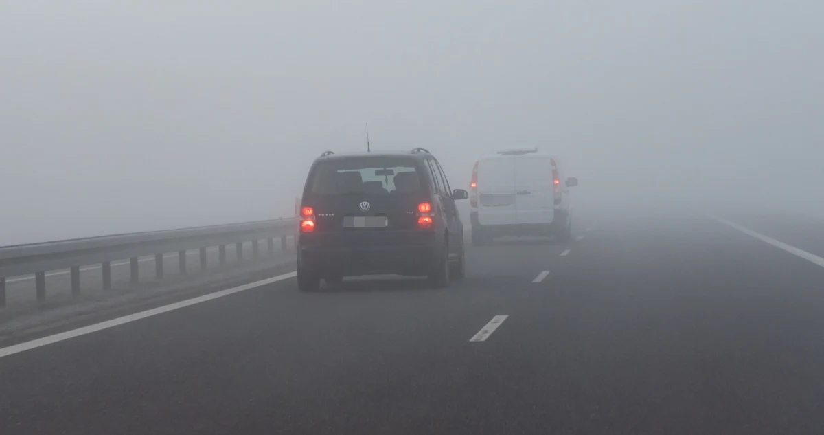 O mgłach ograniczających widoczność nawet do 10 metrów informujecie nas, dzwoniąc na Gorącą Linię RMF FM. Szczególnie niebezpiecznie jest w Wielkopolsce, na Mazowszu i na Dolnym Śląsku. Kierowcy powinni zachować szczególną ostrożność i przełączyć światła dzienne na mijania lub przeciwmgłowe przednie. Ostrzeżenia wydał Instytut Meteorologii i Gospodarki Wodnej. 
