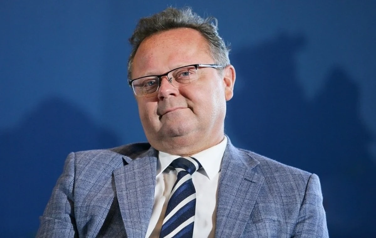 "Kilometrówki rozliczone prawidłowo i zaakceptowane przez kancelarię Sejmu" - między innymi tymi słowami broni się wiceminister spraw zagranicznych Andrzej Szejna ws. oskarżeń o nieprawidłowości w raportowaniu podróży służbowych. Wiceszef MSZ zapowiedział również złożenie zawiadomienia do prokuratury oraz poinformował, że "zmierzył się z problemem nadużywania alkoholu" i przeprosił "wszystkich, których dotknął" ten problem.