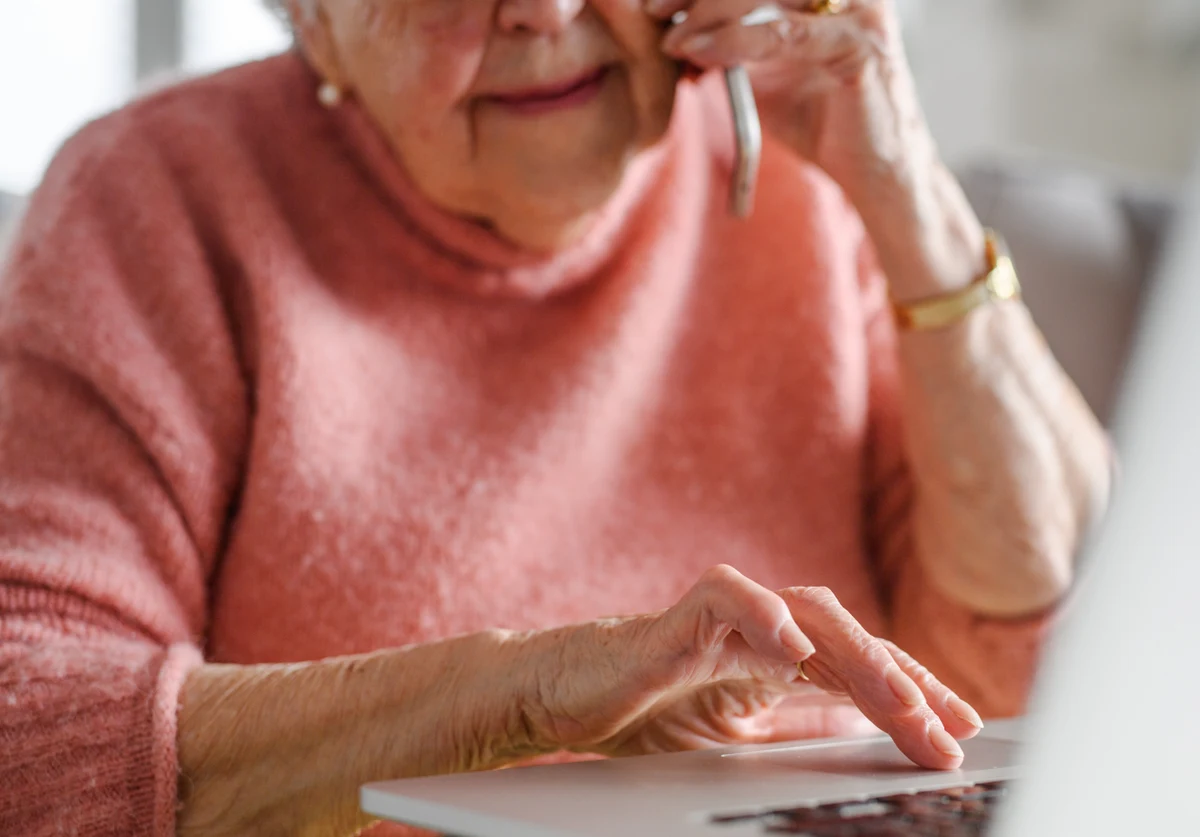 Zakład Ubezpieczeń Społecznych ostrzega przed fałszywymi telefonami. Oszuści podszywają się pod pracowników ZUS i proszą klientów o potwierdzenie zmiany numeru. Zakład przypomina, że prawdziwi konsultanci nigdy nie dzwonią w sprawie zmiany numeru.