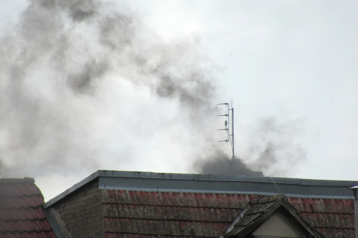 "Pula dochodu to 135 tys. zł. W ramach tej puli obywatele mogą sięgnąć po różny poziom dofinansowania: 40, 70 i 100 proc. 100 proc. jest dla osób o największym stopniu wykluczenia pod kątem efektywności energetycznej. Pozyskaliśmy na ten cel dodatkowe 10 mld zł, co zabezpiecza nam budżet do dwóch lat" - tak minister klimatu i środowiska Paulina Hennig-Kloska skomentowała we wtorek na antenie RMF FM zarzuty, że nowe zasady programu "Czyste Powietrze" 2025 wykluczają część potencjalnych beneficjentów.