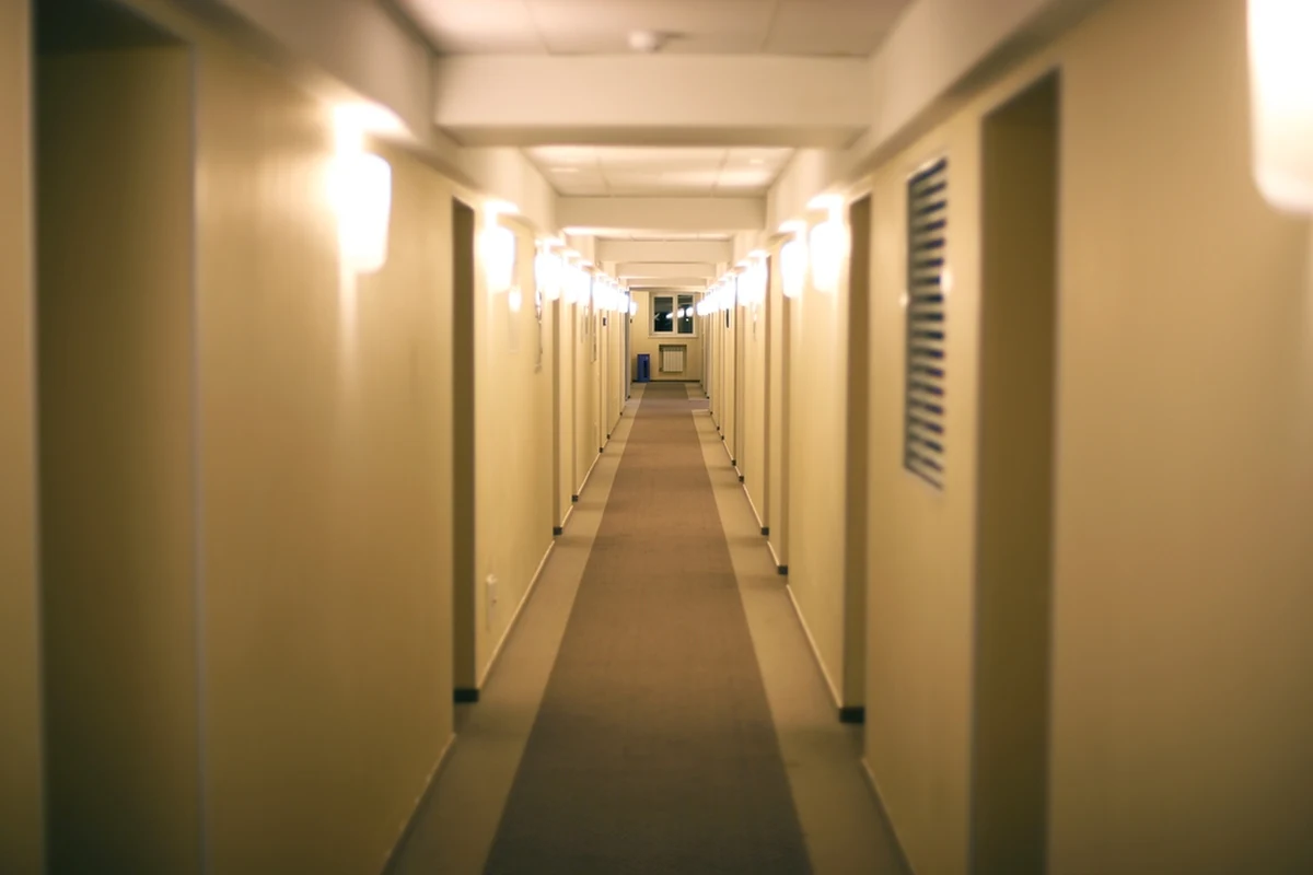 Ciało 60-letniego mężczyzny zostało znalezione w jednym z pokojów w pensjonacie przy ul. Bema w Łodzi. Aby służby mogły dostać się do pomieszczenia, strażacy musieli wyważyć drzwi.