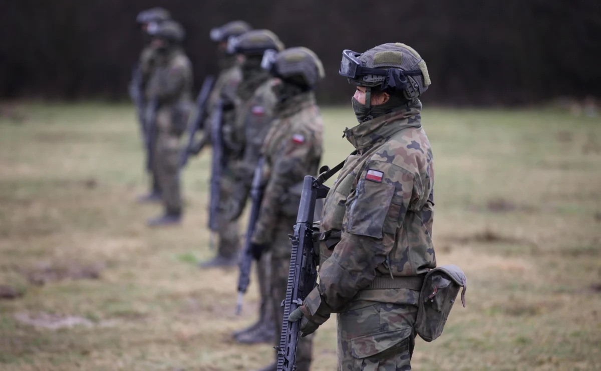 Podział na dwie grupy, zróżnicowany czas trwania (1, 3 lub 30 dni) i nastawienie na młodsze osoby w wieku co najmniej 18 lat - to niektóre z opracowywanych przez Wojsko Polskie i Ministerstwo Obrony Narodowej założeń dotyczących szkoleń wojskowych. Szczegóły programu ujawnił na antenie internetowego Radia RMF24 Paweł Mateńczuk "Naval", były żołnierz JW GROM, a obecnie pełnomocnik MON ds. warunków służby wojskowej. Pełny zarys szkoleń wojskowych mamy poznać do końca marca.