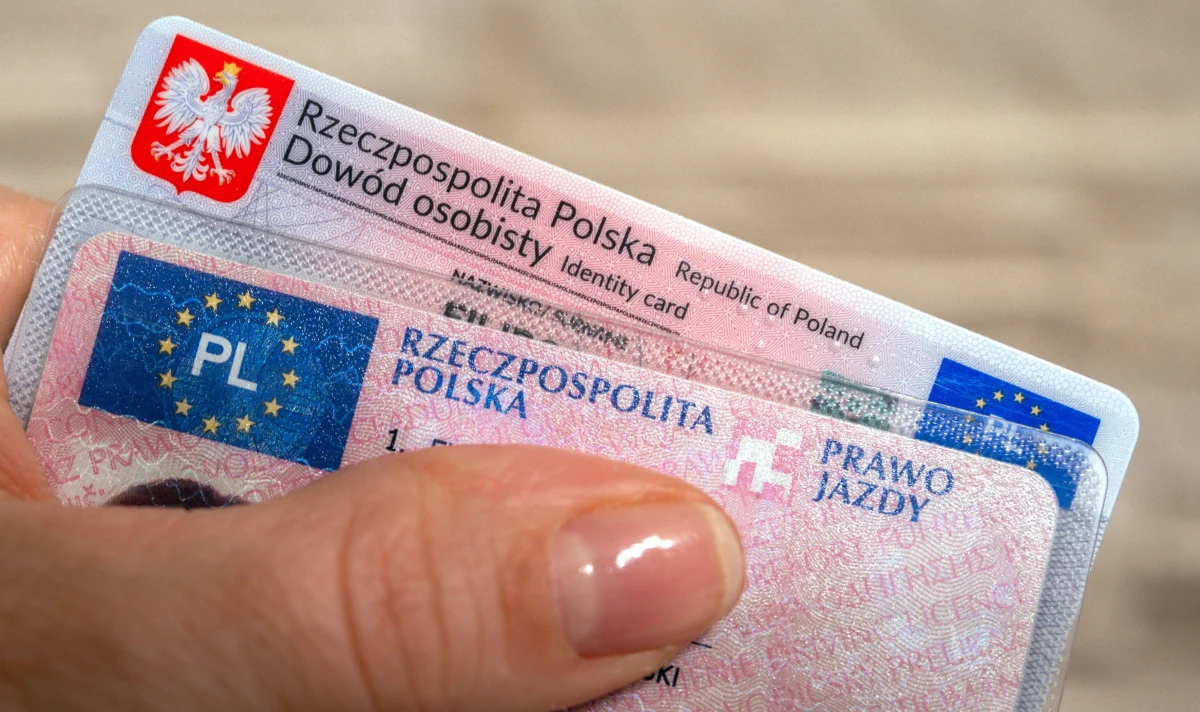 Cyfrowa rewolucja dla kierowców w Unii Europejskiej staje się faktem! Do 2030 roku tradycyjne plastikowe prawo jazdy odejdzie w przeszłość, a jego miejsce zajmie nowoczesna wersja elektroniczna. Polska prezydencja oraz Parlament Europejski osiągnęły przełomowe porozumienie, które nie tylko usprawni system wydawania dokumentów, ale również poprawi bezpieczeństwo na drogach. Co dokładnie oznaczają te zmiany dla milionów kierowców? Oto wszystko, co musisz wiedzieć!
