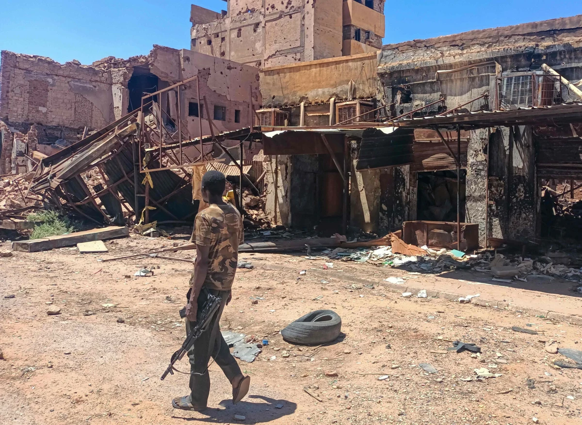 Setki cywilów zginęły po tym, gdy armia sudańska zaatakowała targowisko w prowincji Darfur Północny na zachodzie Sudanu. We wtorek poinformowała o tym grupa działaczy prawnych Emergency Lawyers, dokumentująca ofiary cywilne trwającej od prawie dwóch lat wojny domowej w tym kraju.