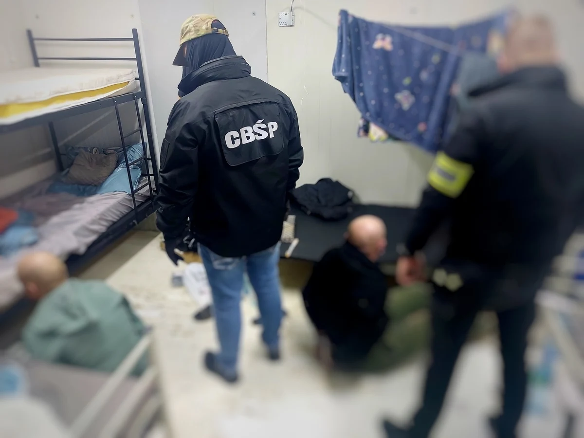 Dwaj Ukraińcy i dwaj Polacy zostali zatrzymani koło Rawy Mazowieckiej w Łódzkiem w budynku gospodarczym, w którym trwała nielegalna produkcja papierosów. Byli tam przetrzymywani wbrew ich woli. Reporter RMF FM dowiedział się, że strażakom udało się ich uwolnić dopiero po użyciu specjalistycznego sprzętu, którym przecięli zamontowane z zewnętrznej strony drzwi m.in. liczne kłódki.