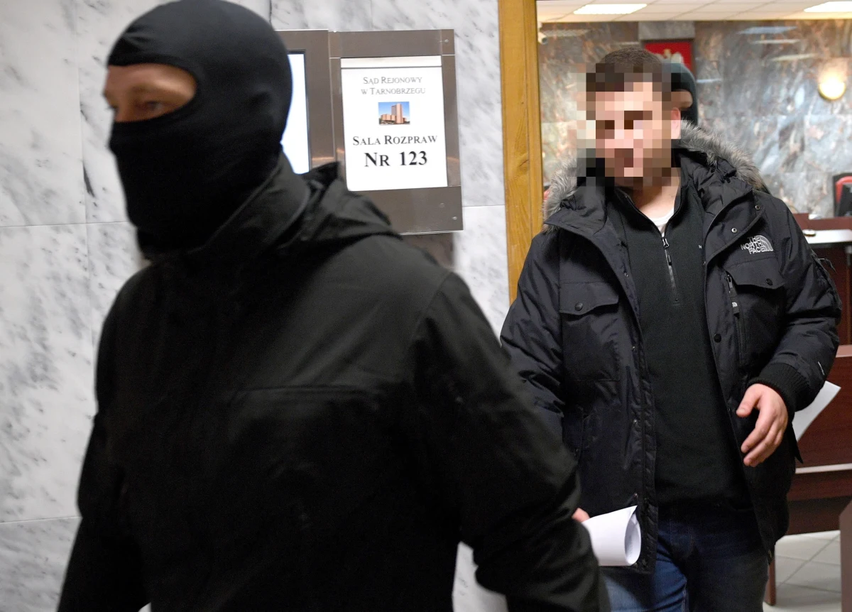 We wtorek przed Sądem Okręgowym w Warszawie rozpoczął się proces Bartłomieja M., byłego rzecznika Ministerstwa Obrony Narodowej. Prokuratura oskarża go o działanie na szkodę Polskiej Grupy Zbrojeniowej (PGZ) oraz niegospodarność przy zawieraniu umów. W sprawie oskarżonych jest także kilka innych osób, w tym byli członkowie zarządu spółki. Straty spowodowane ich działaniami mają wynosić łącznie ponad 3,3 mln zł.