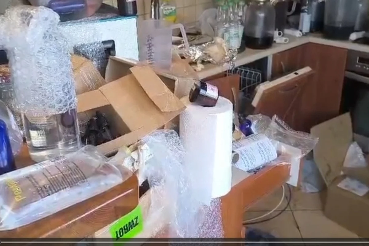 W trzy miesiące zarobił blisko milion złotych. Mowa o 57-letnim Jacku O., który usłyszał zarzut naruszenia przepisów z zakresu prawa farmaceutycznego. W jego mieszkaniu policjanci znaleźli nielegalne laboratorium farmaceutyczne. Mężczyzna nie przyznał się do winy.