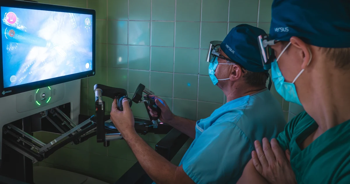 W Wojewódzkim Szpitalu Specjalistycznym im. św. Barbary specjaliści połączyli wyjątkową precyzję systemu robotycznego z możliwościami noża harmonicznego. Wszystko z myślą o pacjentach z rakiem jelita grubego.