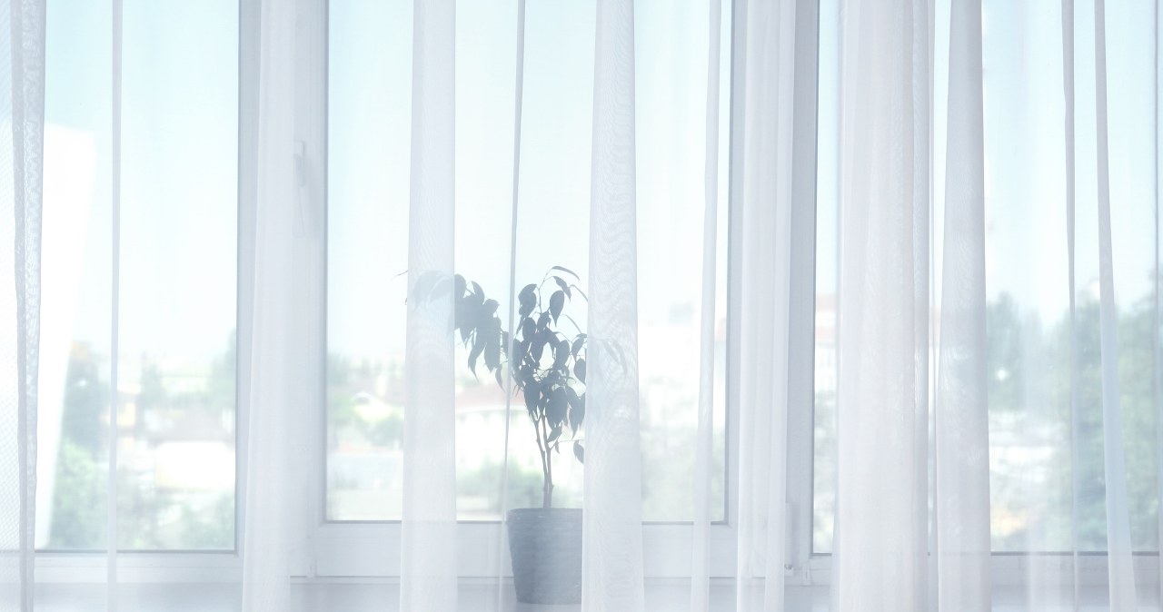 Tak odświeżysz firanki bez prania. Pomysłodawca powinien dostać za to medal