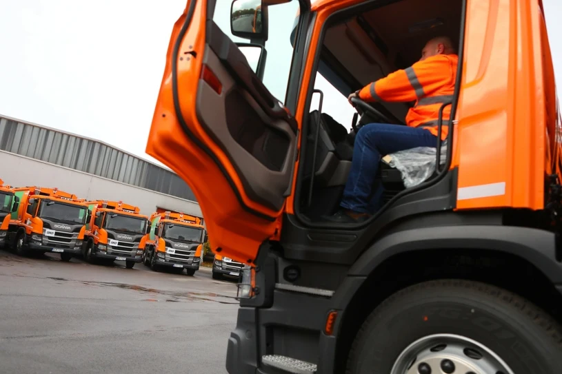 Ile naprawdę zarabia kierowca śmieciarki? Świetne płace to nie mit