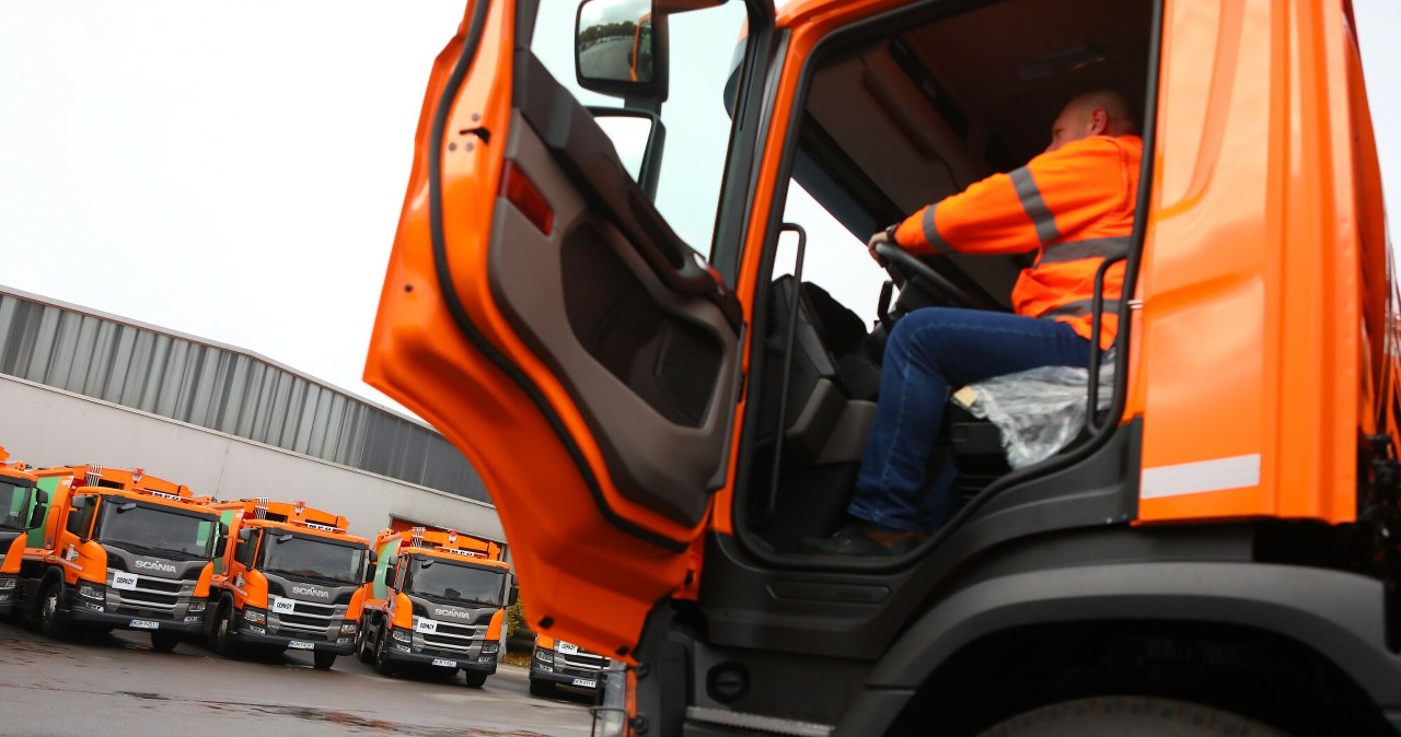 Ile naprawdę zarabia kierowca śmieciarki? Świetne płace to nie mit