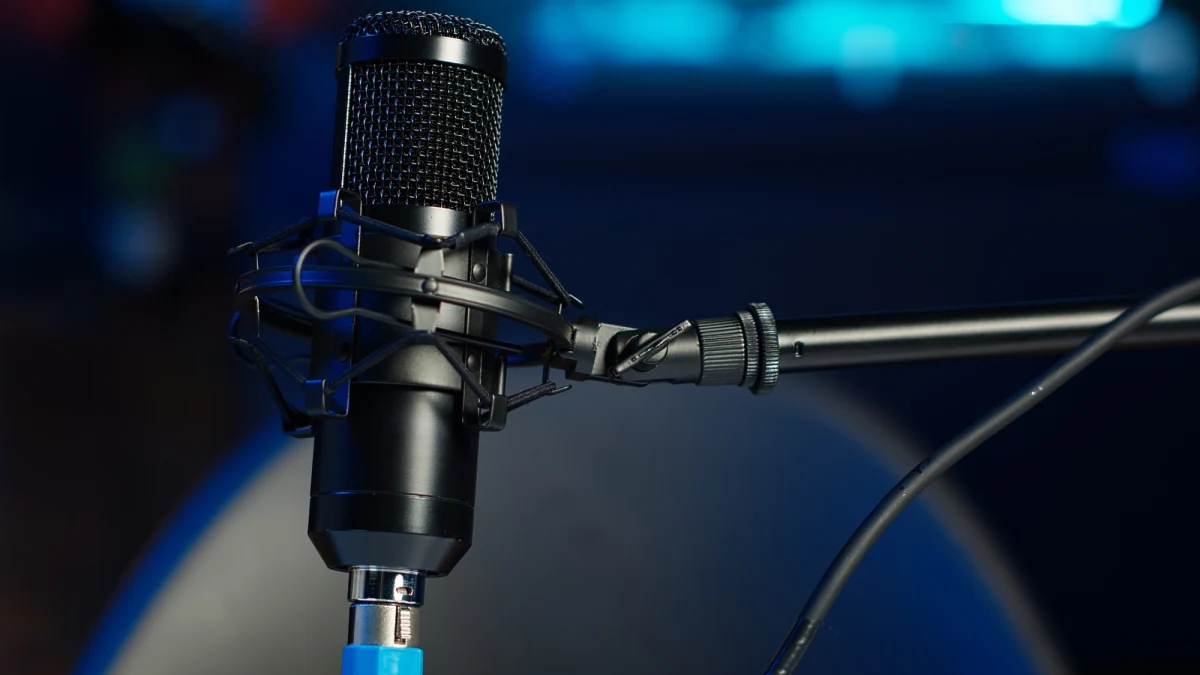 W dobie pracy zdalnej i spotkań online jakość dźwięku stała się jednym z kluczowych elementów budowania profesjonalnego wizerunku. Naukowcy z Uniwersytetu Yale przeprowadzili badania, które jednoznacznie wskazują - osoby używające wysokiej jakości mikrofonu są postrzegane jako bardziej inteligentne, wiarygodne i kompetentne. Co więcej, dobra jakość dźwięku może mieć wpływ nie tylko na karierę, ale także na relacje międzyludzkie.