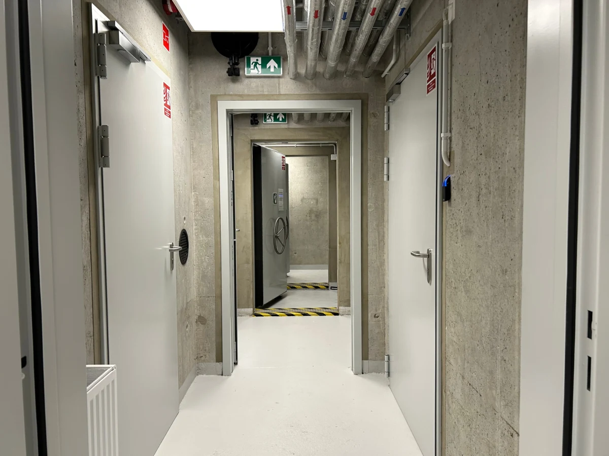 Mikropoligon WAT to pierwsze w Polsce laboratorium fortyfikacyjne, w którym znajdują się m.in. w pełni funkcjonalny schron, plac do szkolenia saperskiego i hala do badań wytrzymałościowych. Obiekt został uroczyście otwarty w Wojskowej Akademii Technicznej w Warszawie. 