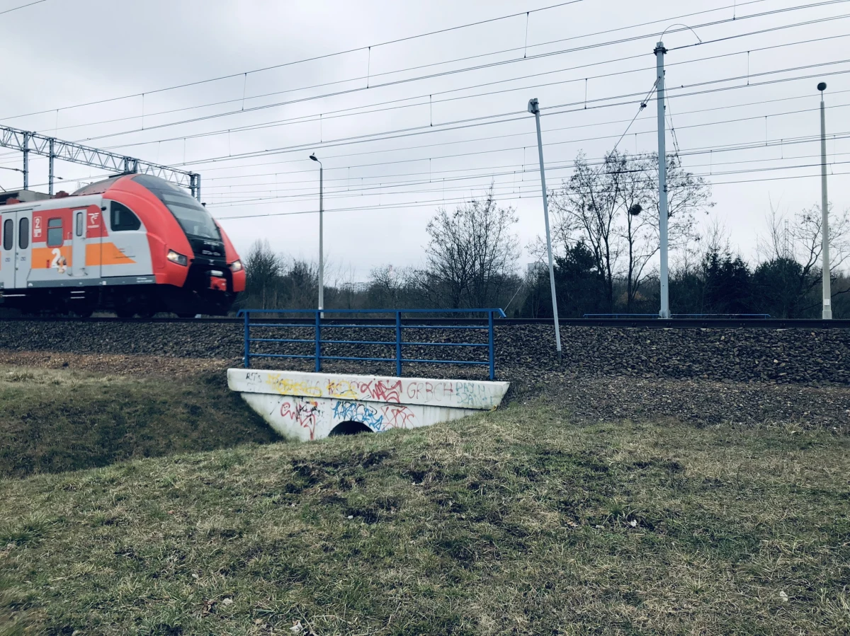 Tory, które dzielą, a nie łączą - tak jest w Łodzi. Mieszkańcy Stoków i Mileszek są odcięci przez tory kolejowe od reszty miasta. Najbliższy bezpieczny przejazd przez tory jest oddalony o około 2 km.