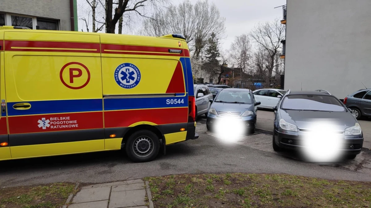 Szokującą informację opublikowało pogotowie z Bielska-Białej (woj. śląskie). Podczas interwencji ich karetka została zablokowana przez zaparkowane samochody. "Pamiętajcie, że każda sekunda ma znaczenie!" - apelują ratownicy.