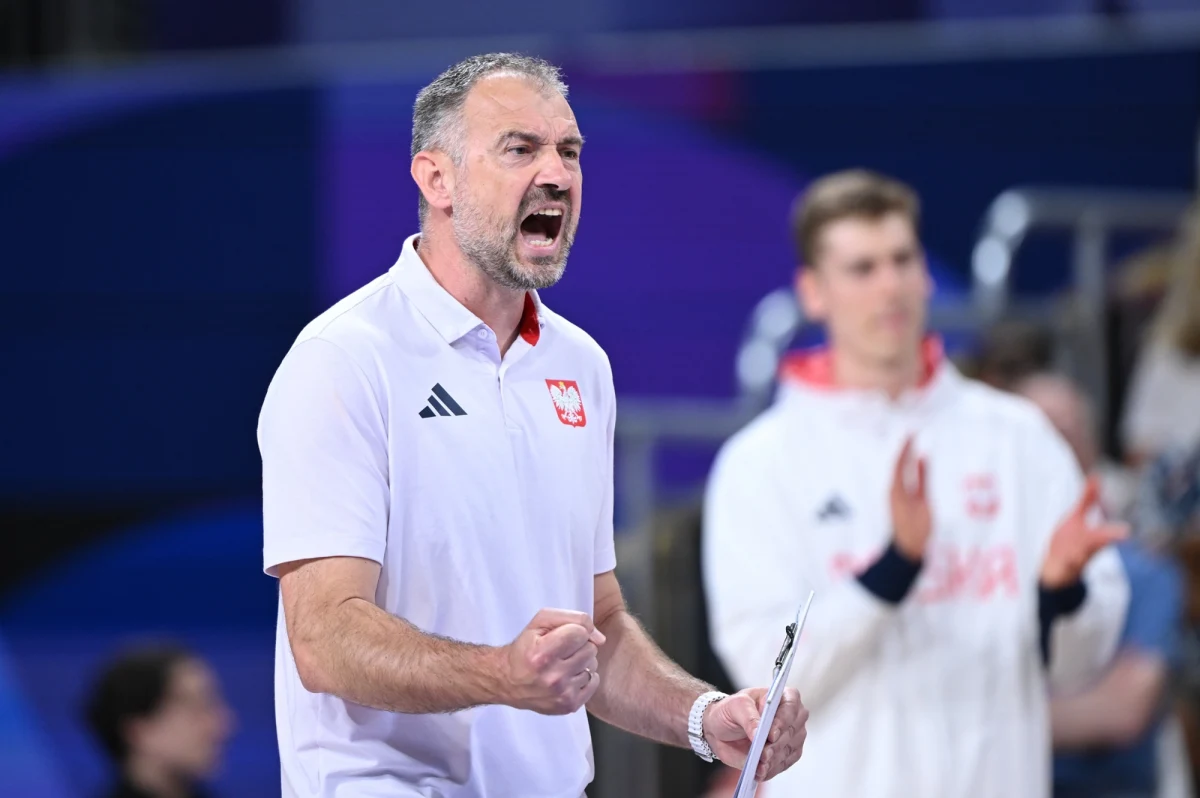 Trener reprezentacji Polski siatkarzy Nikola Grbić ogłosił listę zawodników powołanych na tegoroczne rozgrywki Ligi Narodów. Wśród 30 powołanych graczy brakuje kilku, którzy w ubiegłym roku zdobyli medal w olimpijski w Paryżu. "Są pewne prywatne sytuacje, są kwestie zdrowotne"– wyjaśnia brak wśród powołanych graczy m.in.: Mateusza Bieńka czy Marcina Janusza – selekcjoner kadry. Na liście powołanych znaleźli się natomiast kapitan Bartosz Kurek i Wilfredo Leon. Pierwsze zgrupowanie kadry siatkarzy rozpocznie się w Spale 29 kwietnia.