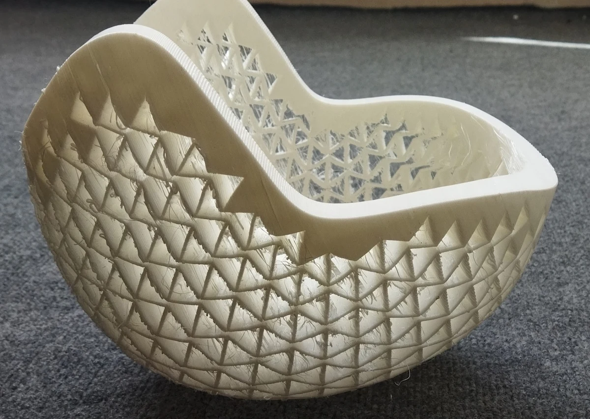 Naukowcy z Uniwersytetu w Göteborgu w Szwecji i Uniwersytetu w Isfahanie w Iranie proponują rewolucję w konstrukcji kasków rowerowych. Ich najnowsze badania, opublikowane w prestiżowym czasopiśmie "International Journal of Solids and Structures", prezentują kask nowej generacji, który dzięki innowacyjnej geometrii materiału zapewnia znacznie lepszą ochronę przed urazami głowy. Kluczem do sukcesu jest zastosowanie do budowy takiego kasku tak zwanych struktur auksetycznych, które pod wpływem naprężeń i odkształceń mechanicznych wykazują nieoczekiwane zachowanie.