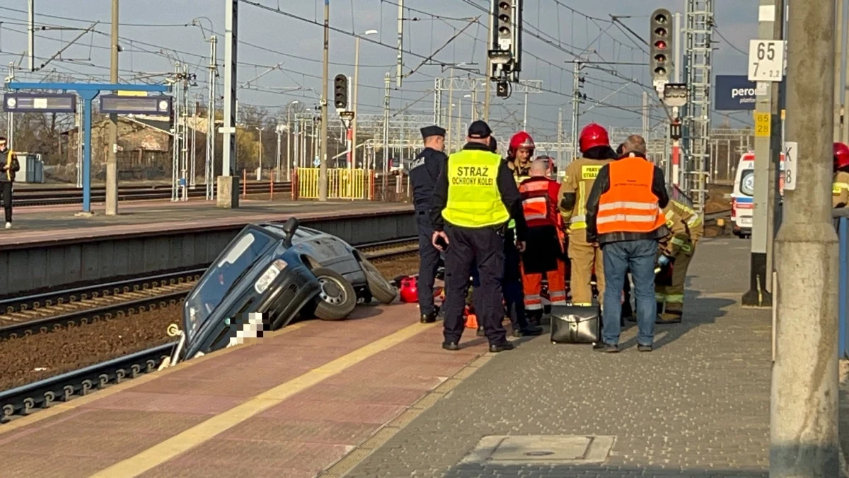 Kierowca wjechał samochodem na torowisko na dworcu kolejowym w Skierniewicach (woj. łódzkie). Mężczyzna został ranny, strażakom udało się wydobyć go z leżącego na boku auta. 