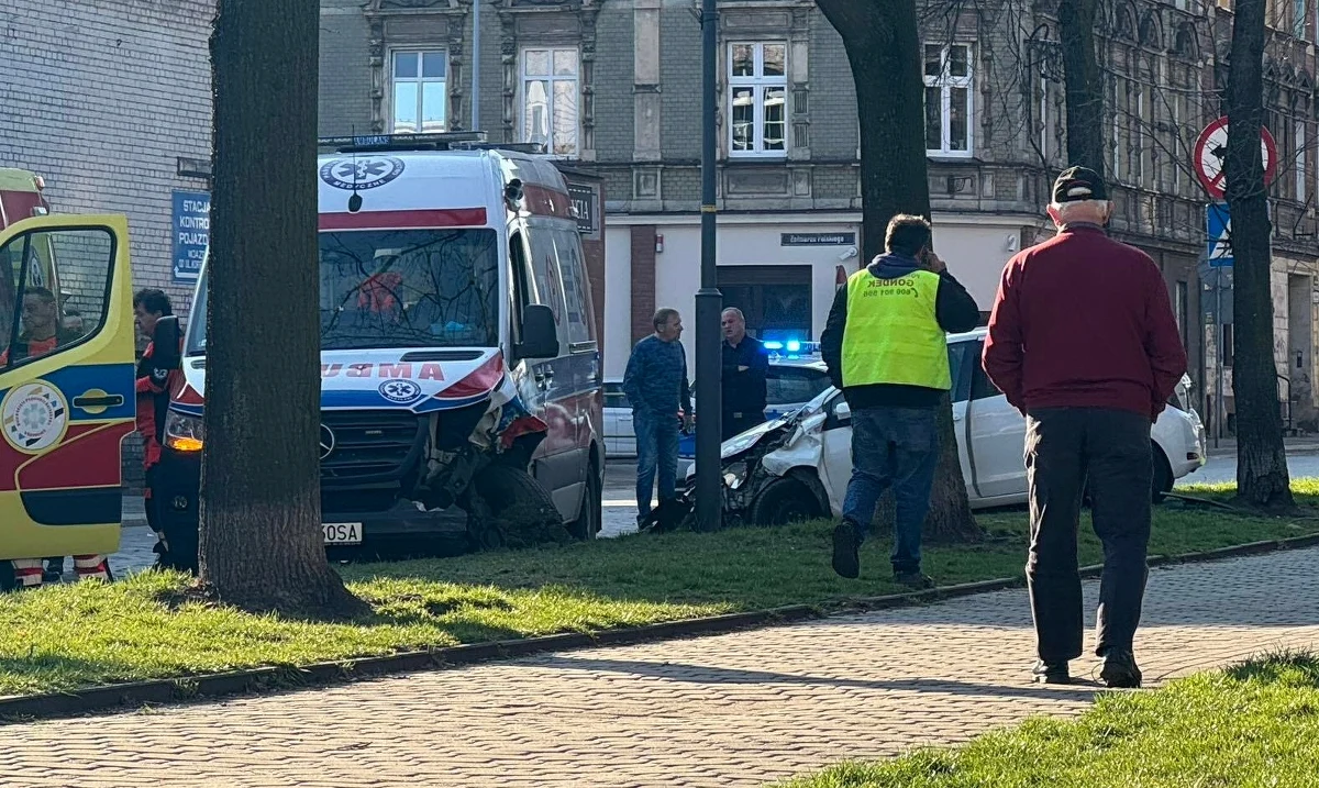 Karetka zderzyła się z autem nauki jazdy na ul. Żeromskiego w Bytomiu. Dwie osoby zostały ranne. 