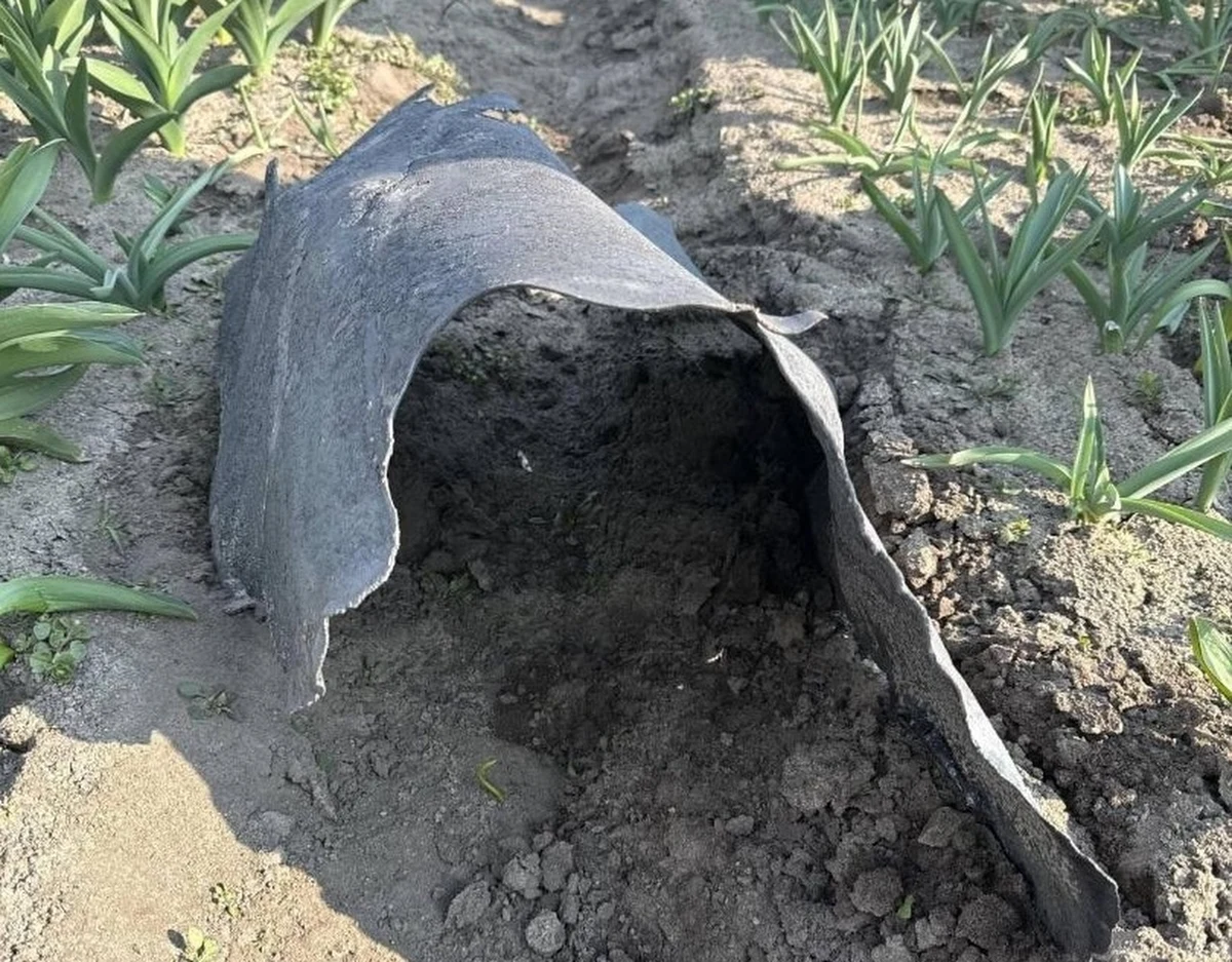 Na polu koło Dopiewa w Wielkopolsce znaleziono prawdopodobnie kolejny fragment rakiety Falcon 9. Na miejscu jest policja oraz inne służby. 