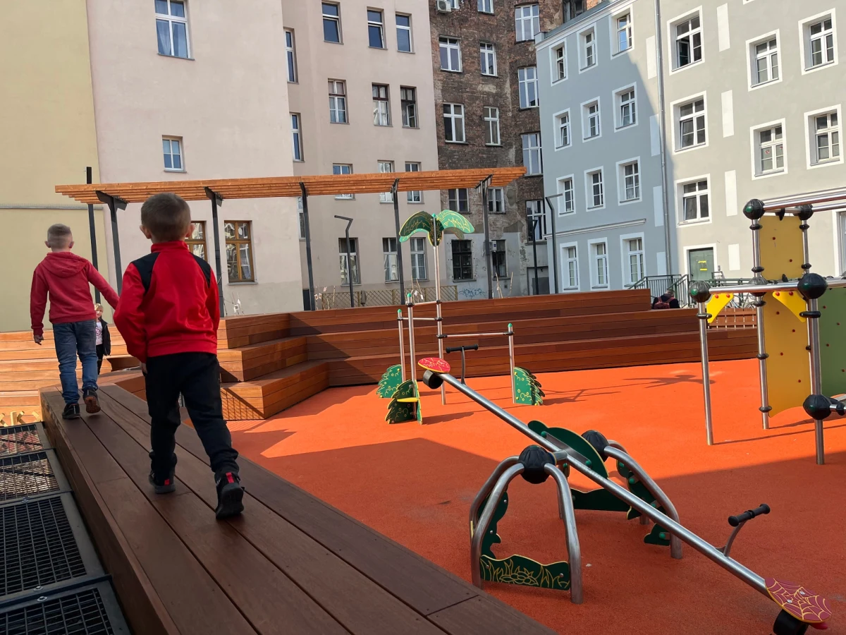 Jeszcze niedawno szare, bure i puste. Dziś kolorowe, z placem zabaw, boiskiem, zielenią i trybuną. Podwórko na Przedmieściu Oławskim we Wrocławiu przeszło rewolucję. Mieszkańcy mieli w tym swój ogromny udział. To dzięki ich solidarności i determinacji udało się spełnić marzenie dzieci z osiedla. 