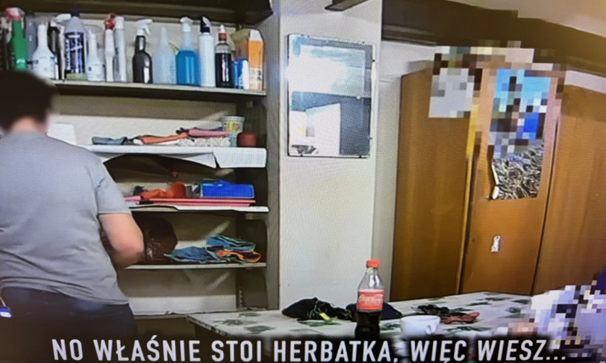 Szokujące nagranie z Warszawy. 56-latka systematycznie dolewała koleżance z pracy trujące chemikalia do szklanek i butelek z napojami. Ich wypicie mogło doprowadzić w konsekwencji nawet do śmierci 51-latki. Ale w sprawie zatrzymano dwie kobiety. Zbrodniczy proceder rejestrowała ukryta kamera, a o sprawie wiedziała 68-latka, która nie zareagowała i nie poinformowała służb. 