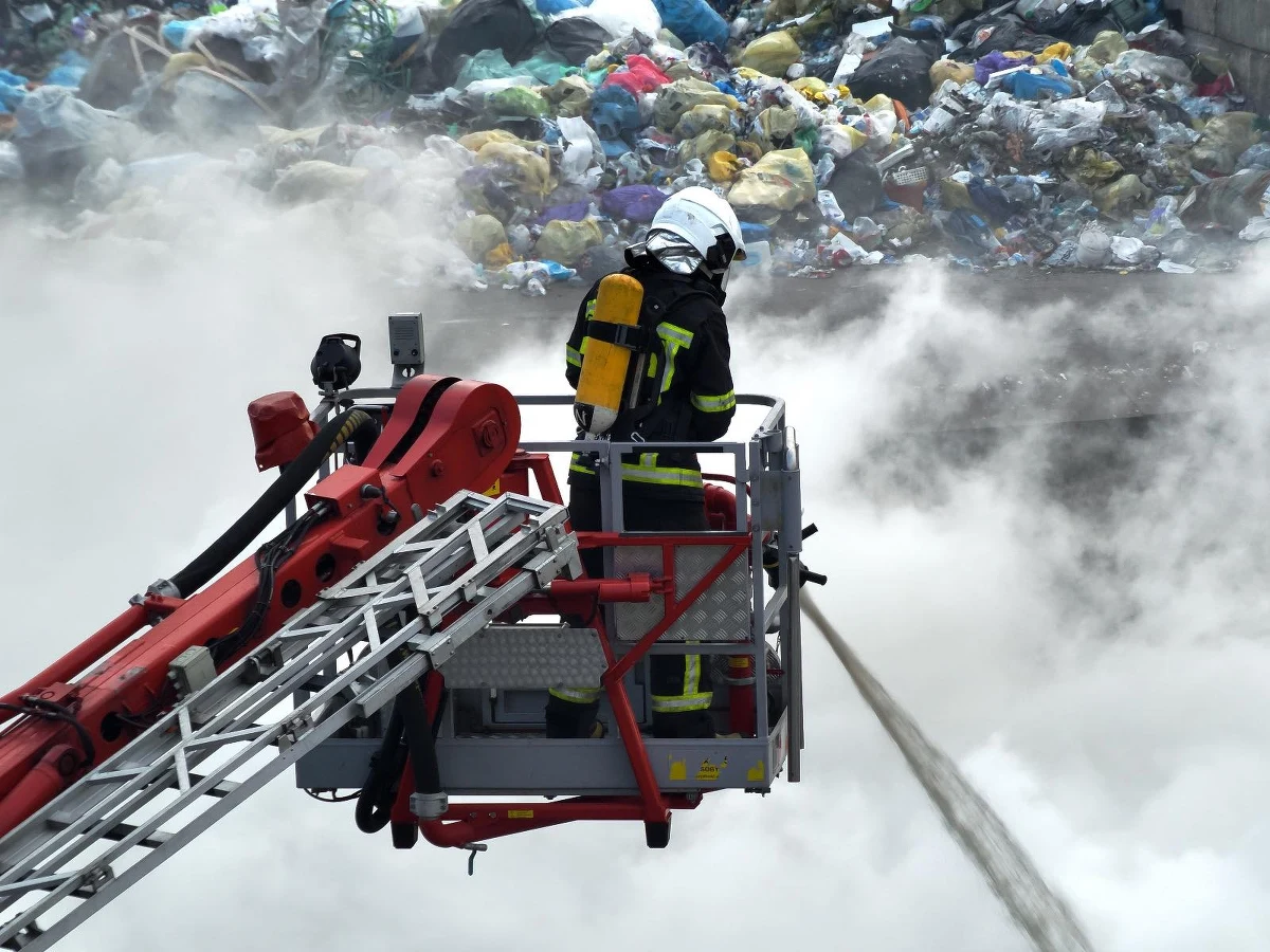 Strażacy ugasili wieczorem pożar składowiska odpadów w Mokrawicy w powiecie kamieńskim (woj. zachodniopomorskie). Nikt nie został poszkodowany. 