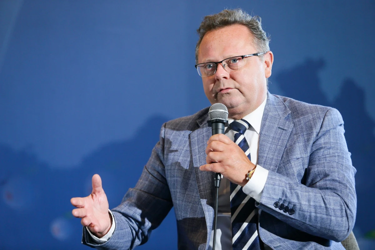 Andrzej Szejna nie został zweryfikowany przez ABW, chociaż taka sugestia pojawiła się w jego oświadczeniu - podaje "Rzeczpospolita". Rzecznik MSZ Paweł Wroński poinformował w rozmowie z PAP, że wiceszef resortu przeszedł tzw. wirówkę, czyli został wstępnie sprawdzony przez służby. Przekazał też, że od wtorku Szejna jest na urlopie.