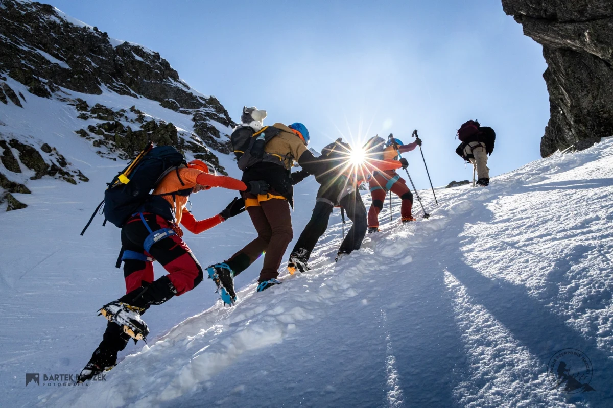 Między 21 a 23 marca 2025 roku Fundacja Szerpowie Nadziei zorganizowała Drugie Zimowe Szerpowanie w Tatrach. Zobaczcie reportaż z tego wydarzenia.