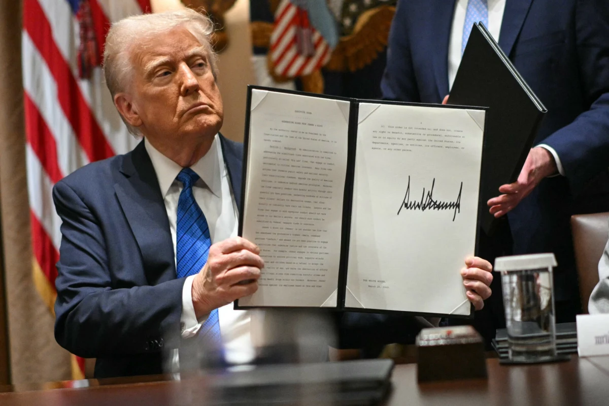 Rozporządzenie wykonawcze nakładające restrykcje w głosowaniu federalnym sygnował prezydent USA Donald Trump. Oprócz tego jego administracja uznała, że szczegóły dotyczące masowych deportacji imigrantów będą od tej pory tajemnicą państwową. Wzbudziło to w Ameryce szeroką dyskusję i protesty.