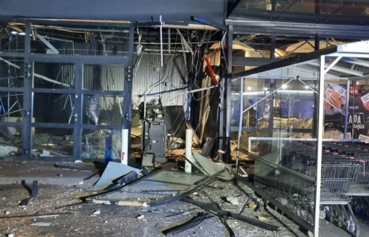 Nieznani sprawcy wysadzili bankomat w miejscowości Susz (woj. warmińsko-mazurskie), a następnie uciekli. Wybuch był tak silny, że zniszczeniu uległo wejście do sklepu obok.