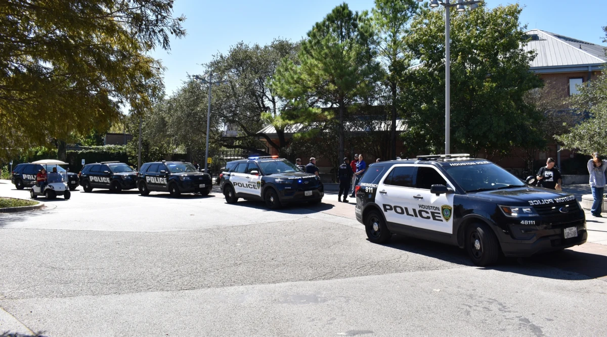 Trzy nastoletnie siostry trafiły do aresztu po tym, jak próbowały zabić swoją matkę. Dziewczyny zdenerwowały się, bo kobieta wyłączyła wi-fi w ich domu w Teksasie.