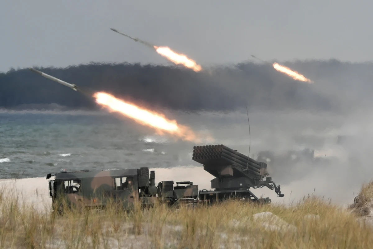 "Jest to możliwe w wielu obszarach, w wielu typach amunicji, ale nie można tego powiedzieć, że we wszystkich typach środków mamy taką samą sytuację" - powiedział w Polsat News szef Biura Bezpieczeństwa Narodowego gen. Dariusz Łukowski pytany, czy to prawda, że Polska ma zapas amunicji jedynie na 5 dni wojny. "Zależy to od tego, o jakich środkach bojowych mówimy, do jakiego sprzętu" - dopowiedział Łukowski.