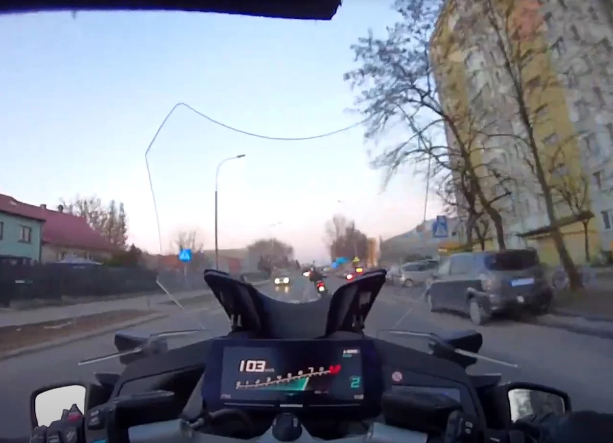 "To był mój pierwszy pościg na motocyklu, emocje były ogromne" - zdradza w rozmowie z RMF FM Kamil Styrna z krakowskiej policji. Ten funkcjonariusz ścigał ulicami Krakowa młodego motocyklistę, który nie zatrzymał się do kontroli, a następnie łamał przepis za przepisem. Zatrzymany 21-latek dostał mandat w wysokości ponad 14 tys. zł i aż 222 punkty karne.