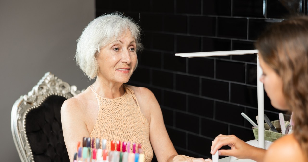 60-latko, wybieraj tylko takie kolory paznokci. Dzięki nim odmłodzisz dłonie