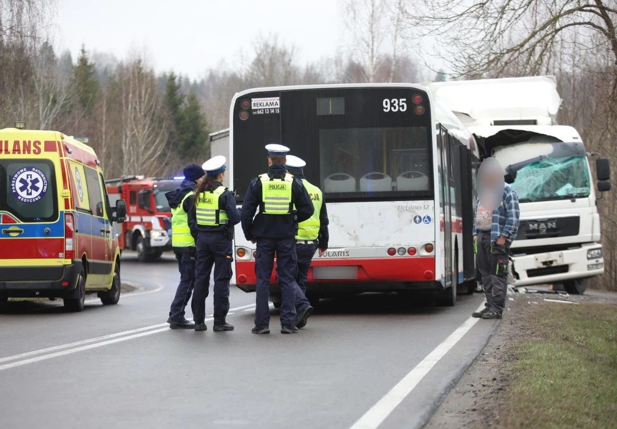 Do poważnego wypadku doszło na drodze krajowej nr 51 przy klasztorze sióstr karmelitanek w Spręcowie (woj. warmińsko-mazurskie). Czołowo zderzyły się tam autobus komunikacji miejskiej oraz samochód ciężarowy. W wyniku wypadku cztery osoby zostały ranne.