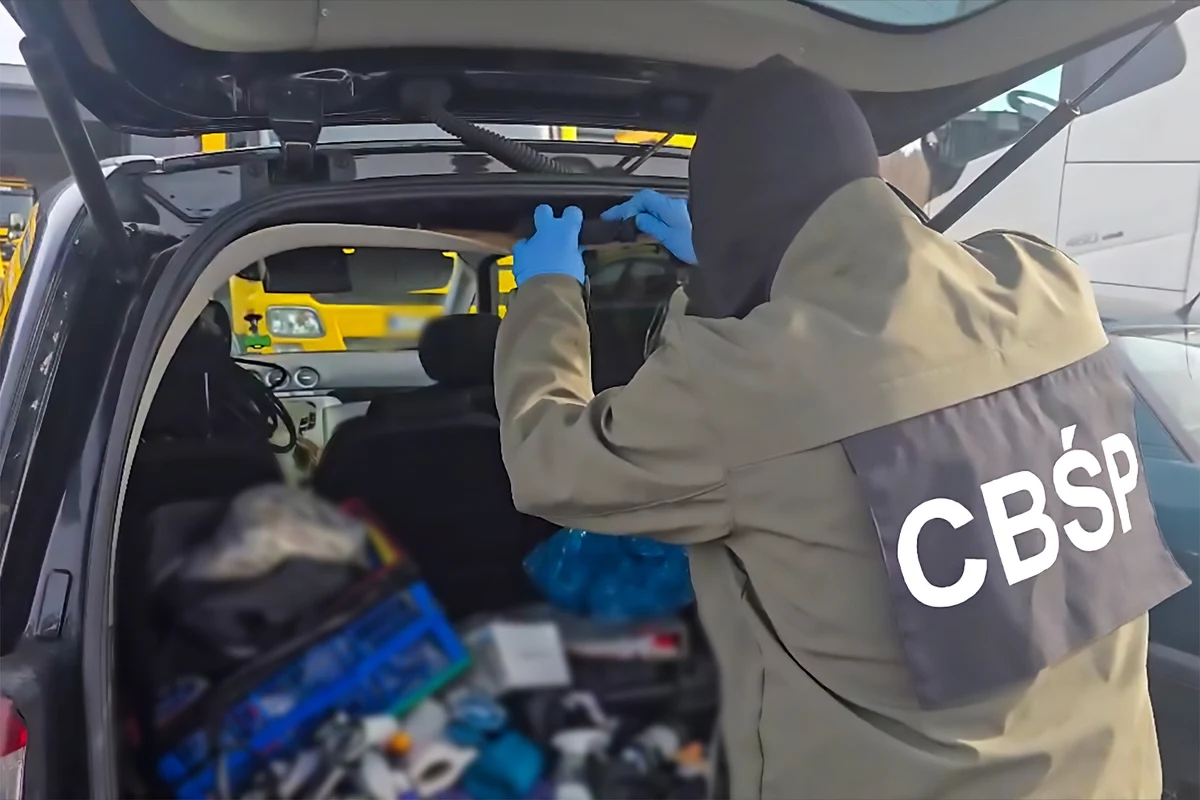 CBŚP w Gdańsku, we współpracy z Prokuraturą Krajową, rozbiło gang złodziei samochodów, który wyspecjalizował się w kradzieży dostawczych Mercedesów Sprinterów. Przestępcy demontowali pojazdy i sprzedawali części na czarnym rynku. Policjanci zatrzymali siedem osób na gorącym uczynku, odzyskując skradzione auta i podzespoły warte blisko 3,5 mln zł.