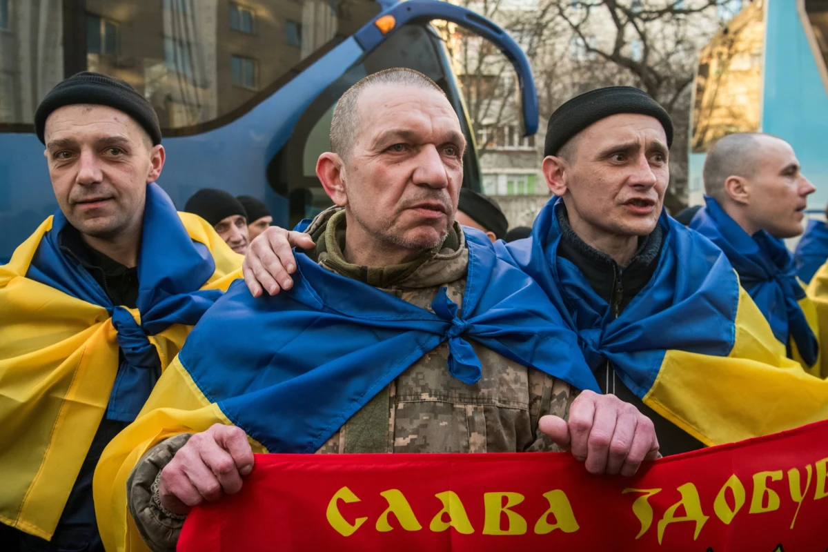 Rosyjski sąd skazał 23 Ukraińców, w tym żołnierzy pułku Azow, na kary od 13 do 23 lat więzienia. Proces, który odbył się w Rostowie nad Donem, został ostro potępiony przez władze Ukrainy, które nazwały go "haniebnym" i "pozorowanym". Organizacje praw człowieka alarmują, że oskarżeni to więźniowie polityczni, a decyzja Rosji stanowi naruszenie Konwencji Genewskiej.