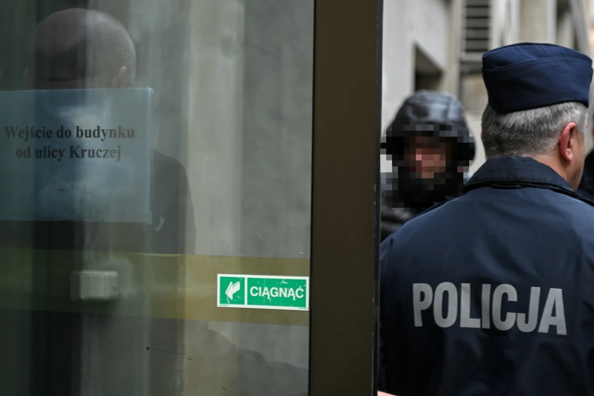 30 lat więzienia grozi Łukaszowi Ż, podejrzanemu o spowodowanie śmiertelnego wypadku na Trasie Łazienkowskiej w Warszawie. Jak dowiedział się reporter RMF FM, jest akt oskarżenia w sprawie tragedii, do której doszło we wrześniu zeszłego roku. Rozpędzony samochód podejrzanego uderzył w pojazd, którym jechała czteroosobowa rodzina. Jedna osoba zginęła, trzy zostały ranne.