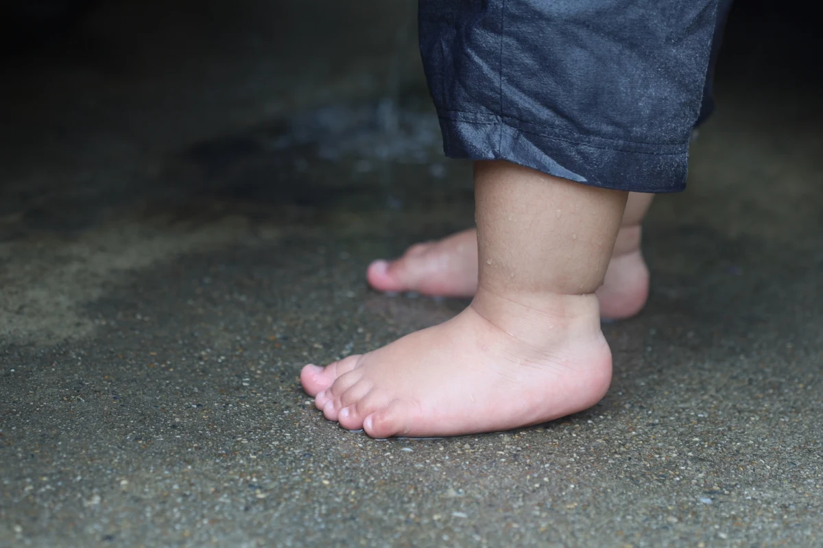 Trzyletni chłopiec boso błąkał się po ul. Woronicza w Łodzi. Dziecko w pieluszce i body zauważyli przechodnie, którzy zawiadomili policjantów.