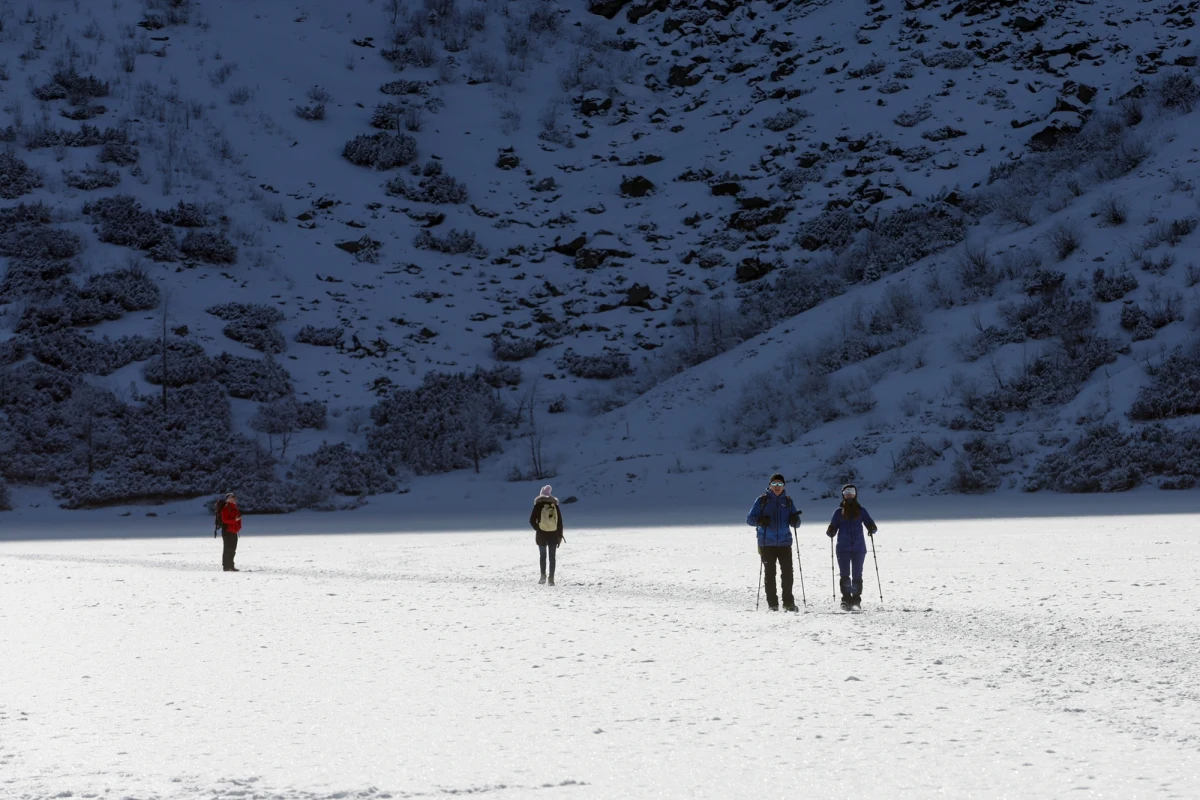 Tatrzański Park Narodowy ostrzega, by nie wchodzić na wysokogórskie jeziora w Tatrach. Wraz ze wzrostem temperatury, zbiorniki zaczęły rozmarzać. Ryzykowne zachowania zaobserwowano na popularnym Morskim Oku.