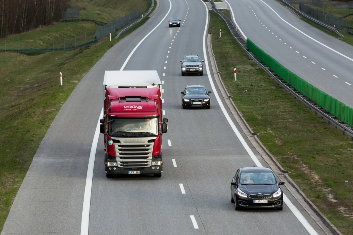 O dużym szczęściu mogą mówić kierowcy przejeżdżający drogą ekspresową S8 w Rawie Mazowieckiej (woj. łódzkie). Kierująca volkswagenem podczas włączania się do ruchu skręciła pod prąd wprost pod nadjeżdżającą skodę. Na szczęście oprócz uszkodzonych pojazdów nikomu nic się nie stało. 