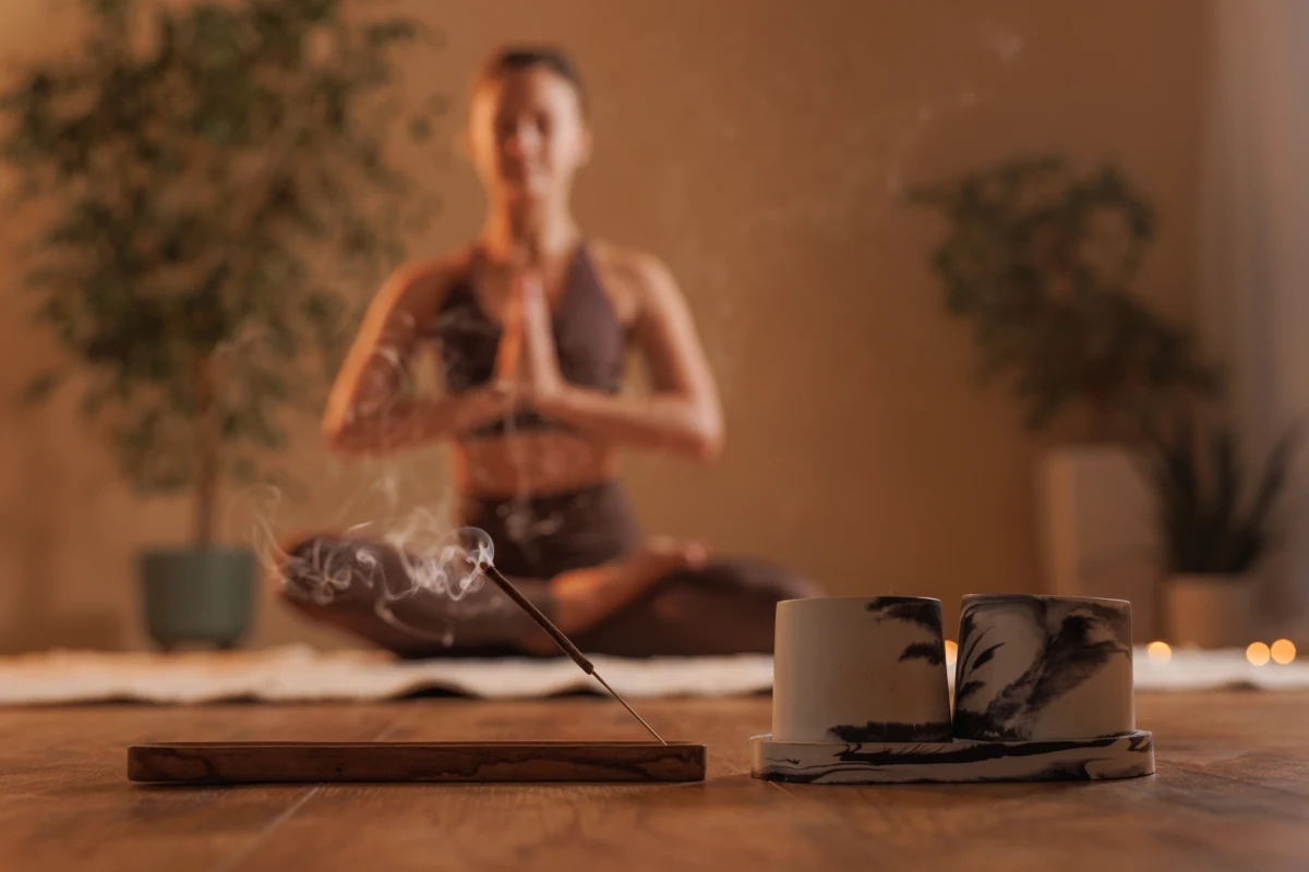 Medytacja od wieków fascynuje filozofów, mistyków i psychologów. Współczesna nauka zaczyna coraz precyzyjniej badać jej wpływ na ludzki umysł, a liczne badania neurobiologiczne wskazują, że regularna praktyka medytacji prowadzi do rzeczywistych zmian w strukturze i funkcjonowaniu mózgu. W artykule opublikowanym przez Psychology Today eksperci wskazują, jak te zmiany przekładają się na poprawę zdrowia psychicznego, kognicji i dobrostanu.