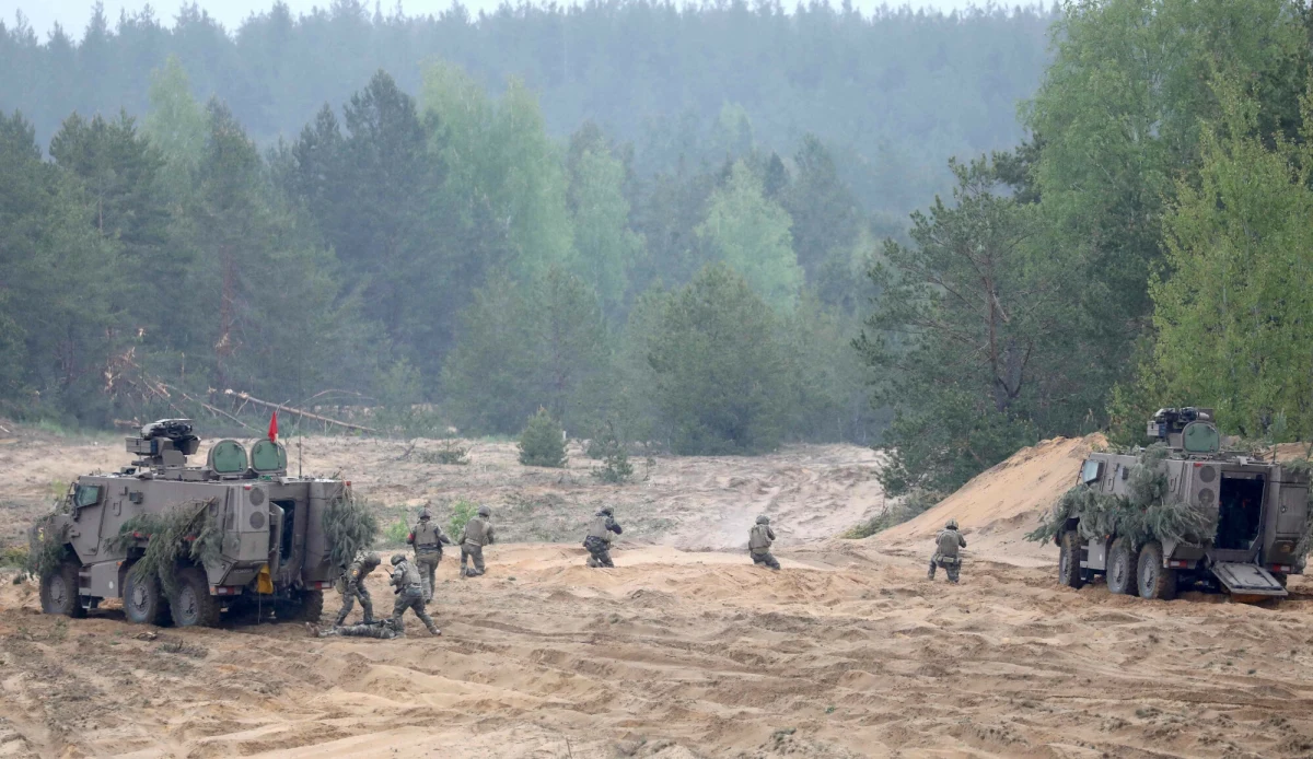 Czterech żołnierzy amerykańskich Sił Zbrojnych zaginęło na Litwie w czasie ćwiczeń. Wojsko i litewskie służby rozpoczęły akcję poszukiwawczą. Jak podaje PAP, powołując się na BNS, żołnierze nie żyją. Tragiczną informację potwierdził szef NATO Mark Rutte. Sytuacja jest jednak daleka od klarownej: amerykańska armia przekazuje, że o ile znaleziono pojazd żołnierzy, o tyle sami wojskowi są nadal poszukiwani.