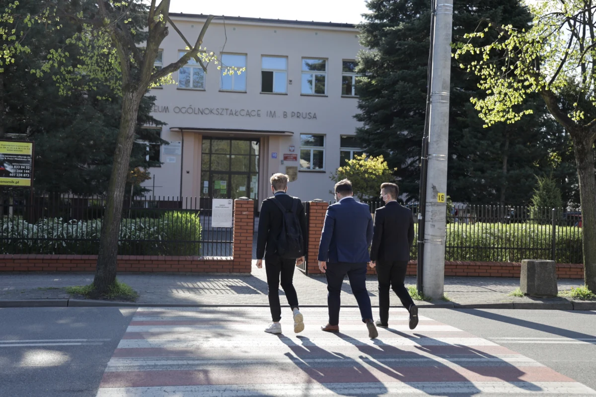 Kolejki maturzystów ustawiają się do korepetytorów. Za nieco ponad miesiąc ruszają egzaminy, więc chętnych do nadrobienia zaległości przybywa. Jak się okazuje, miesiąc przed egzaminem można jeszcze przygotować się  do zdania egzaminu dojrzałości. 